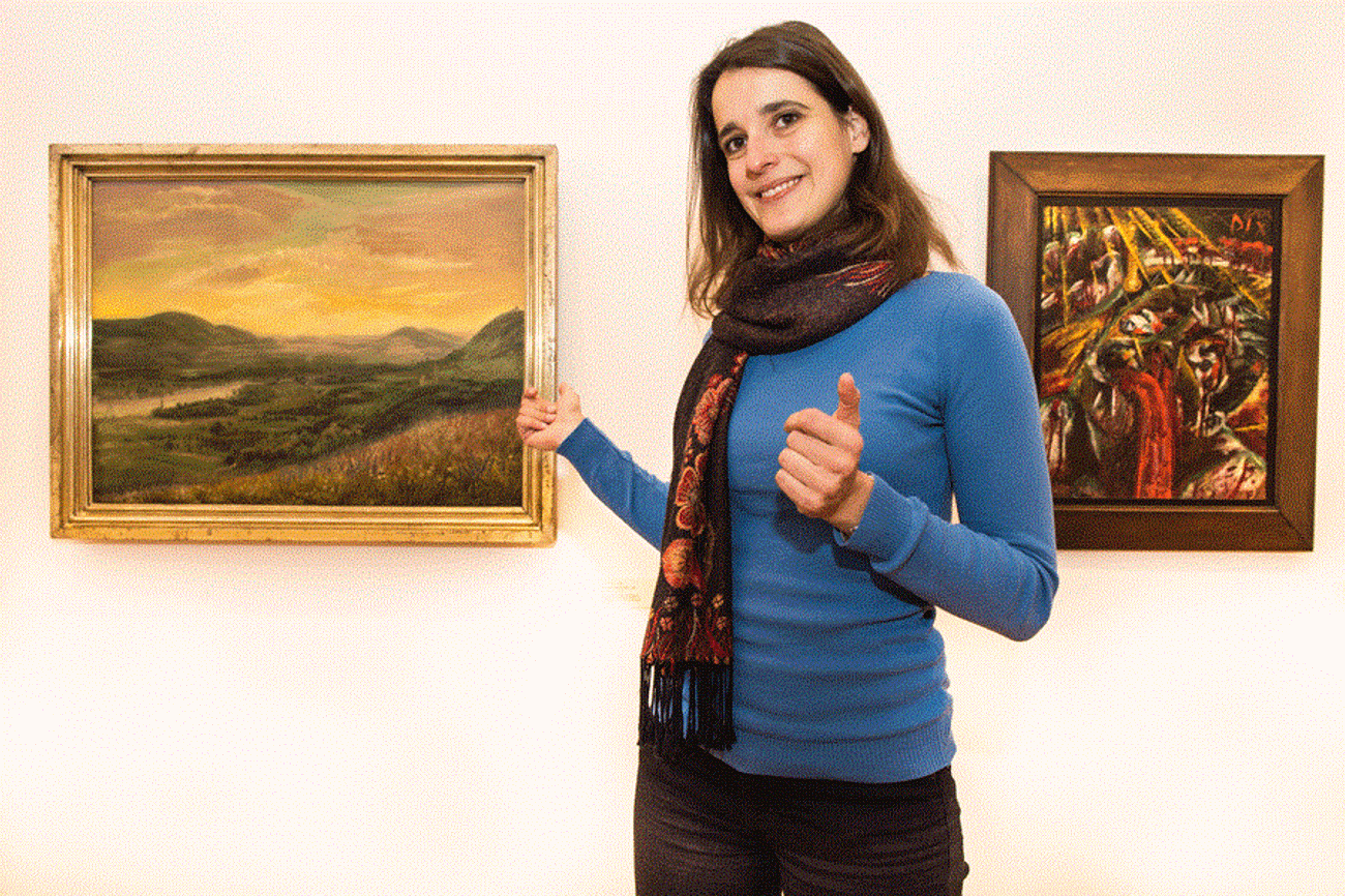 Kuratorin Jennifer Burkard vor zwei Bildern des Künstlers Otto Dix: Blick gegen Stein am Rhein, 1940 (links) und Sterbender Krieger, 1915 (rechts).