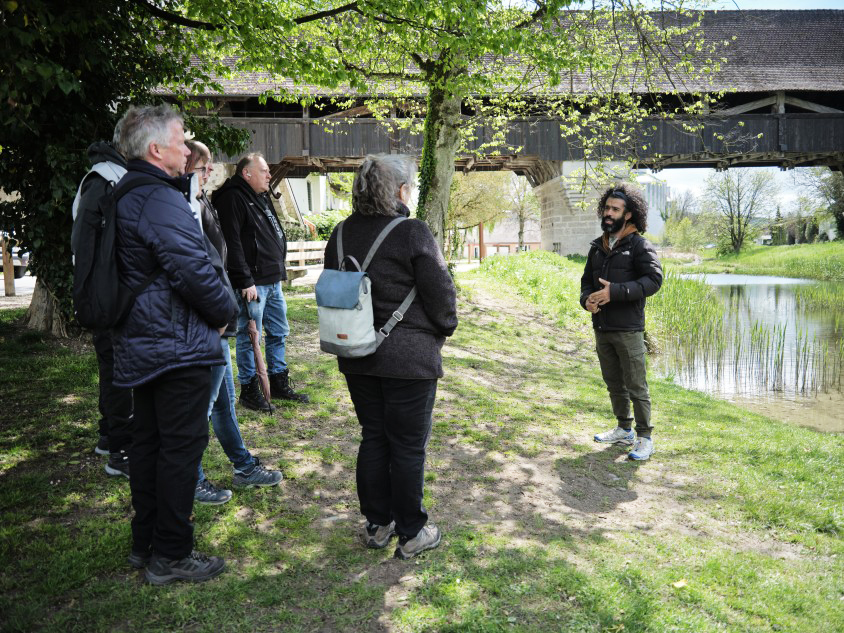 Führer Yaser Mikaeili Hour erzählt einer Gruppe im Zusammenhang mit der Geschichte der Hugenotten von seiner eigenen Flucht und Integration. | Foto: Vinzenz Schwab