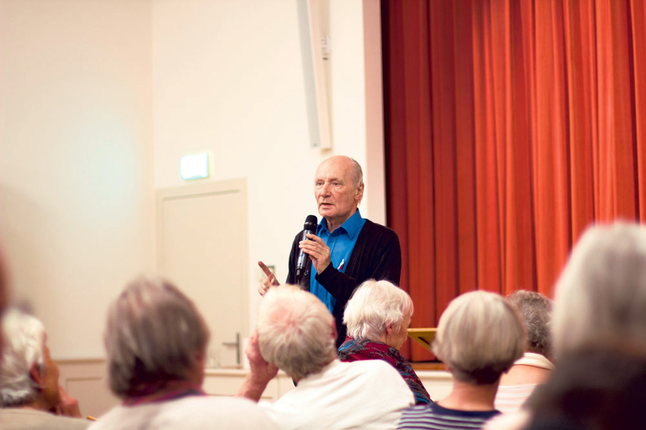 Eugen Drewermann vertritt die Bergpredigt mit Leidenschaft, lässt in seinem Vortrag aber auch Raum für Fragen. | Foto: Zuber (Archiv)