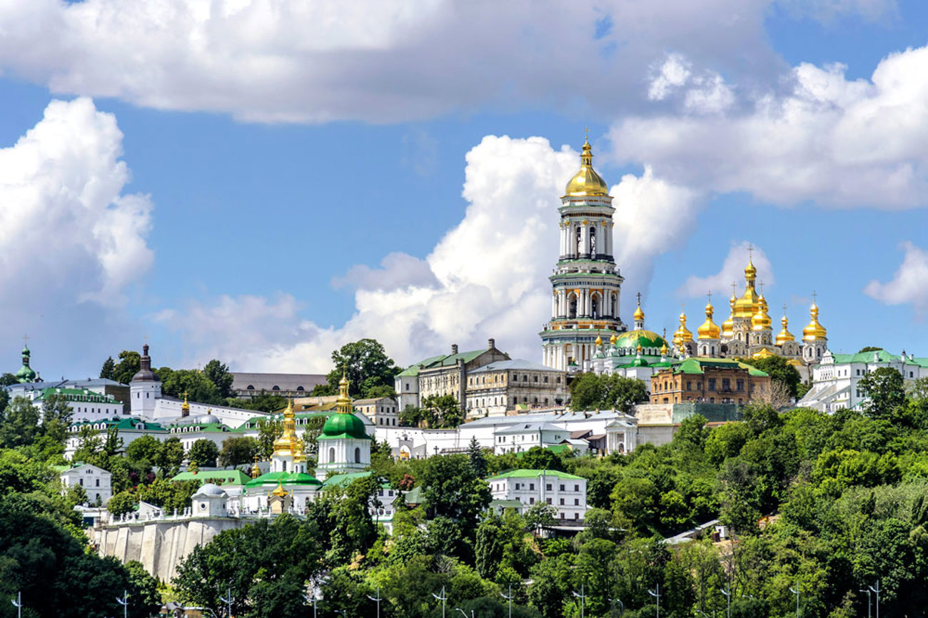 Blick auf das Kiewer Höhlenkloster oberhalb der ukrainischen Hauptstadt. Die Ukrainisch-Orthodoxe Kirche hat sich zwar im Mai 2022 formell von der russischen Orthodoxie getrennt – die Glaubwürdigkeit der Trennung ist jedoch umstritten. | Foto: Wikimedia/Falin/CC BY-SA 3.0