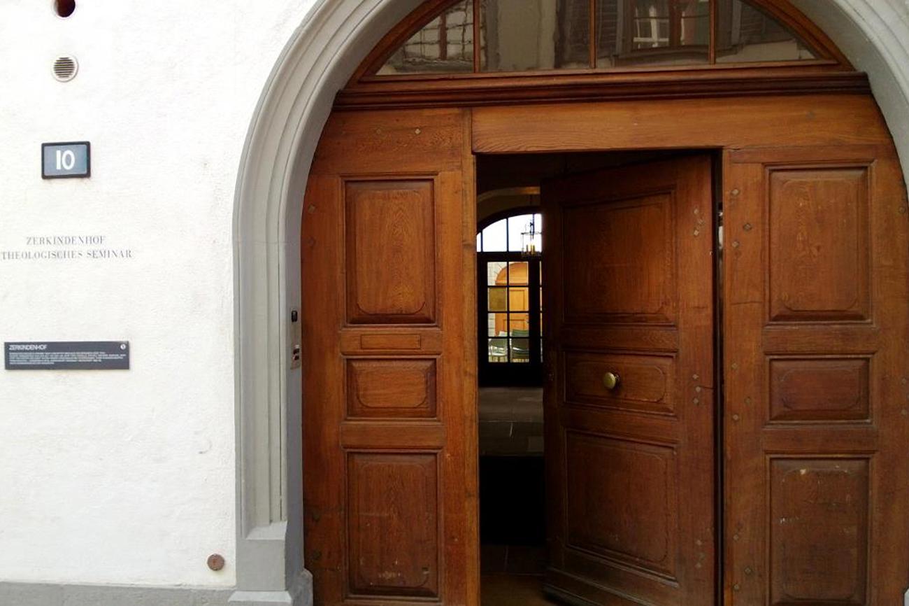 Die Theologische Fakultät der Universität Basel öffnet die Türe für zwei Professorinnen.