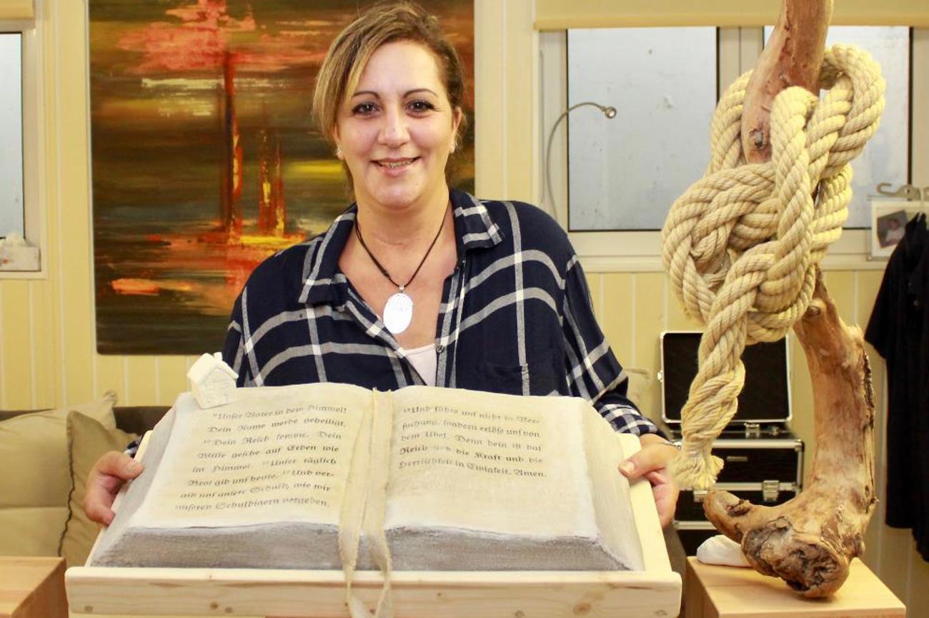 Barbara Parillo-Serio zeigt das Unservater als Skulptur. | Zuber