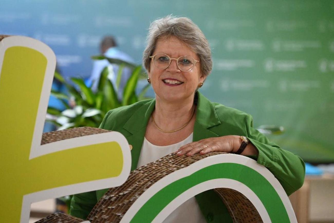 Rita Famos, Präsidentin der Evangelisch-reformierten Kirche Schweiz mit dem Logo der 11. ÖRK-Vollversammlung. | Christoph Knoch