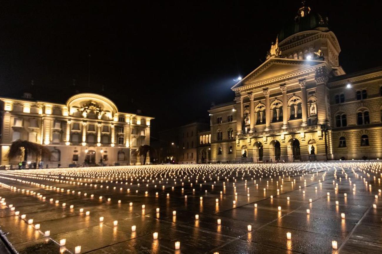 Für jedes Corona-Opfer wurde auf dem Bundesplatz eine Kerze angezündet. |Fouquet