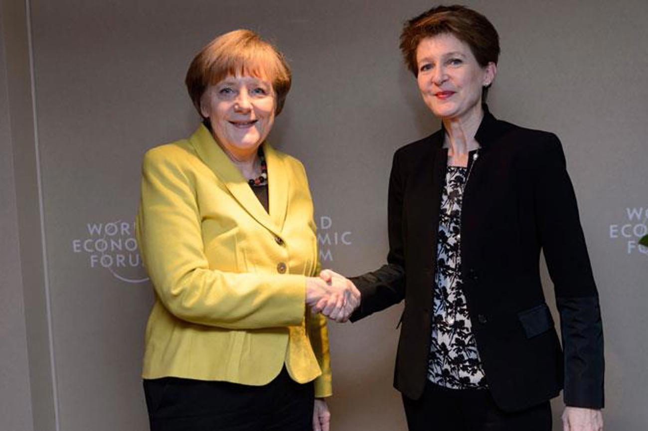 Händedruck unter Magistratinnen: Bundesrätin Simonetta Sommaruga (rechts) und Bundeskanzlerin Angela Merkel.