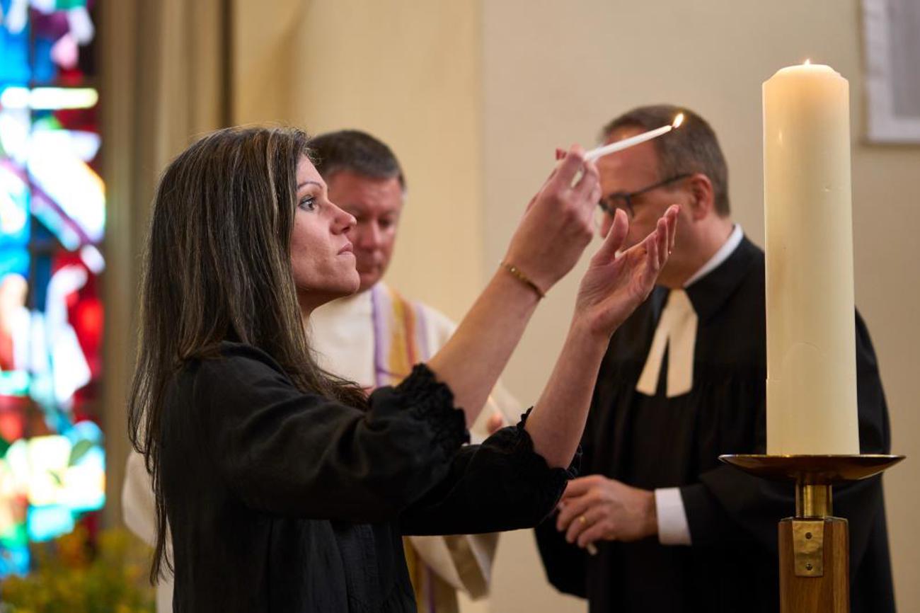 Pfarrerin Hanna Treier beim Osterlicht. | Emanuel Ammon