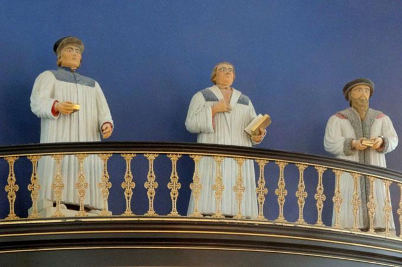 Luther, Zwingli und Calvin (v.l.) stehen zusammen in der reformierten Kirche von Farmsum, Niederlande: In ihren Ansichten über die Juden unterschieden sie sich. | Wikimedia CC0 1.0/Gouwenaar