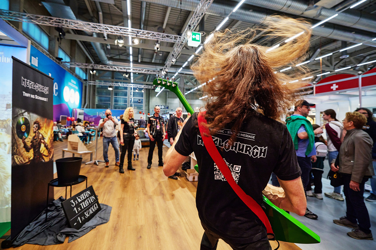 Ein Auftritt der Metalchurch am Landeskirchenstand der BEA. | Foto: zvg