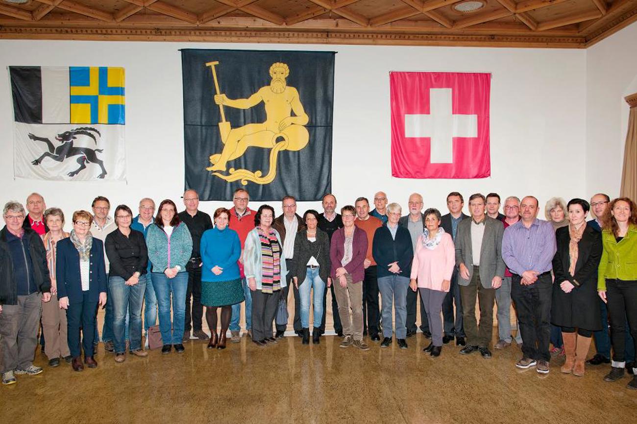 Sie arbeiten alle in der neuen Kirchgemeinde Oberengadin mit: Gruppenbild von der Gründungsversammlung am 29. November in Samedan. | Rolf Canal