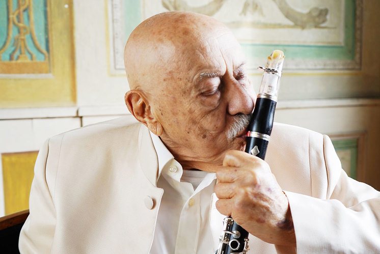 Der alte Mann, seine Klarinette und eine Mission für den Frieden