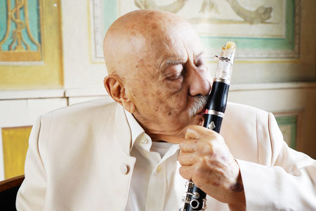 Der alte Mann, seine Klarinette und eine Mission für den Frieden