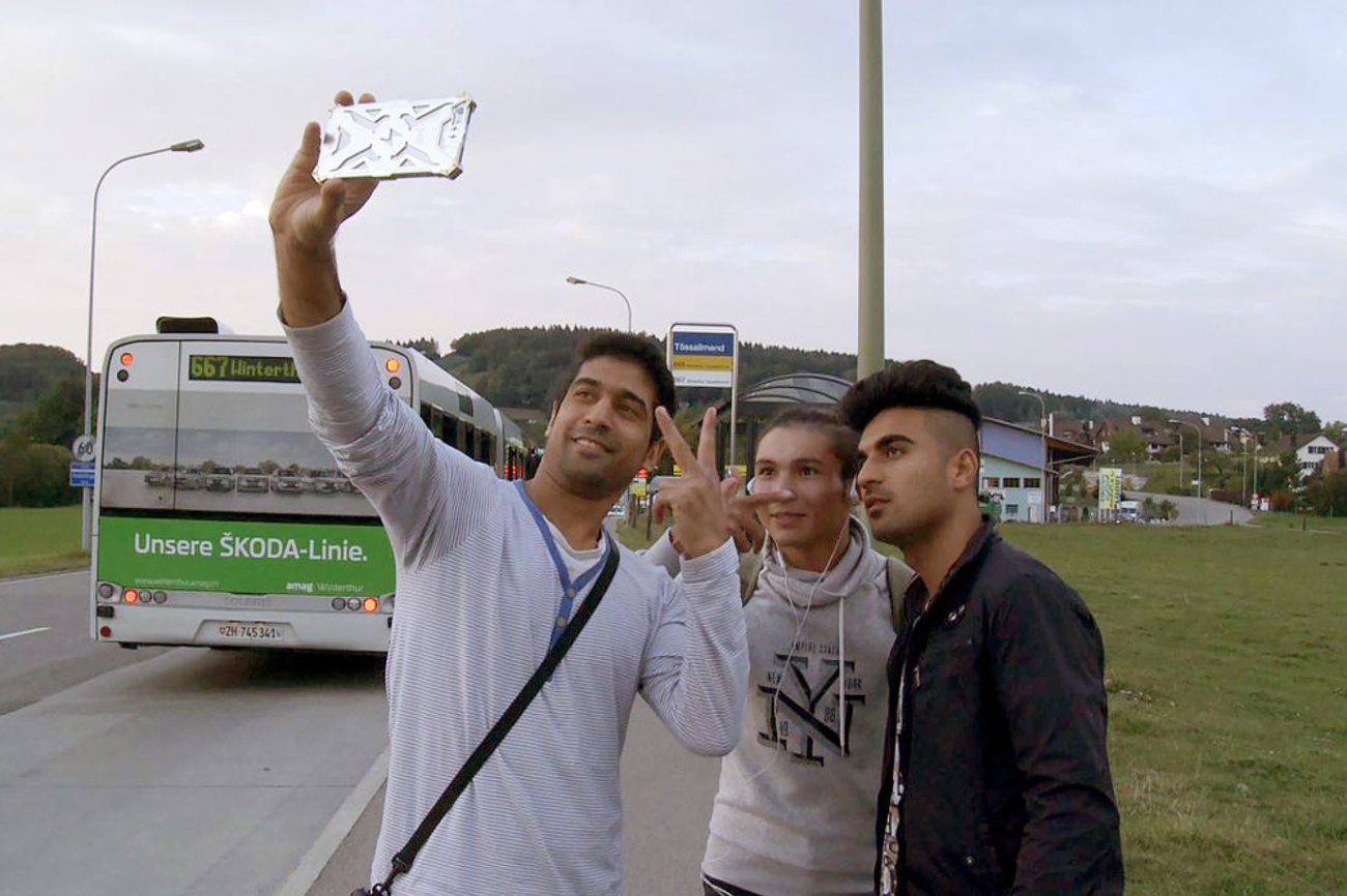Ein ausgelassener Moment: Die Freunde Mahmad (links) und Ezat (rechts) an einer Haltestelle in Neftenbach bei Winterthur. | Foto: Sora Film