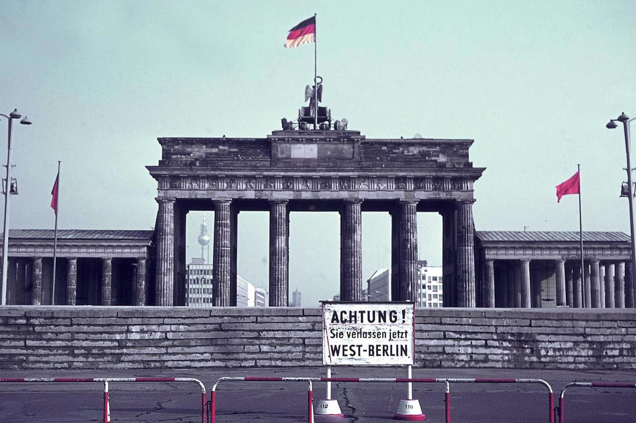 Mitten durch Berlin: Die Mauer vor dem Brandenburgertor vor mehr als 30 Jahren, als Thurgauer Kirchenverantwortliche bereits Kontakte über die damals innerdeutsche Grenze hinaus pflegten. (Bild: Albrecht E. Arnold/pixelio.de)