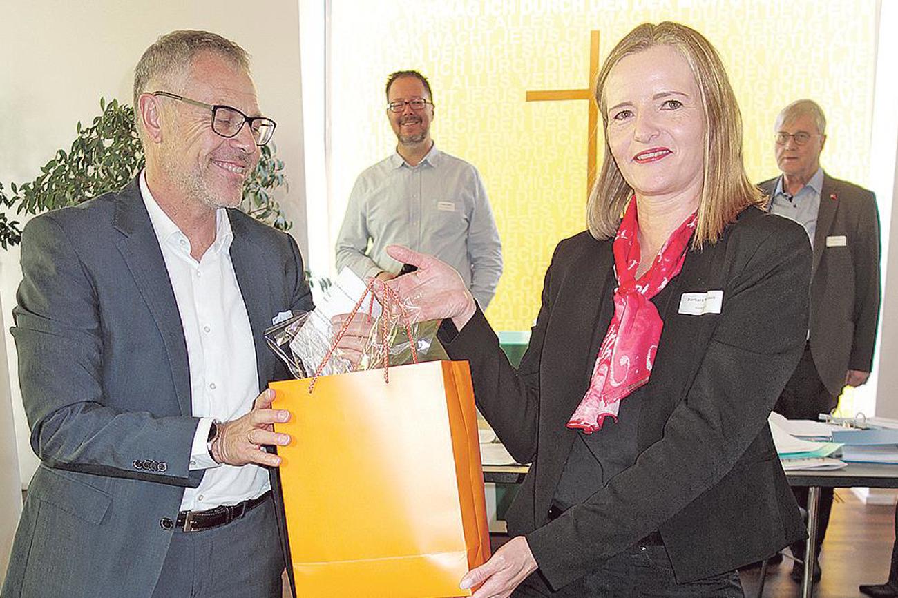 Kirchenratspräsident Heinz Fischer erhielt ein Abschiedspräsent.