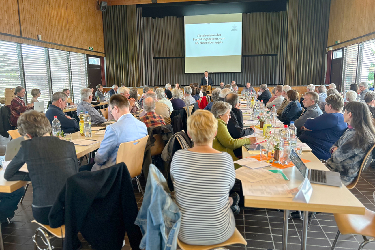 Die Synodalen diskutieren an einer ausserordentlichen Synode über die künftige Besoldung der kirchlichen Mitarbeiter.  | Foto: Carmen Schirm