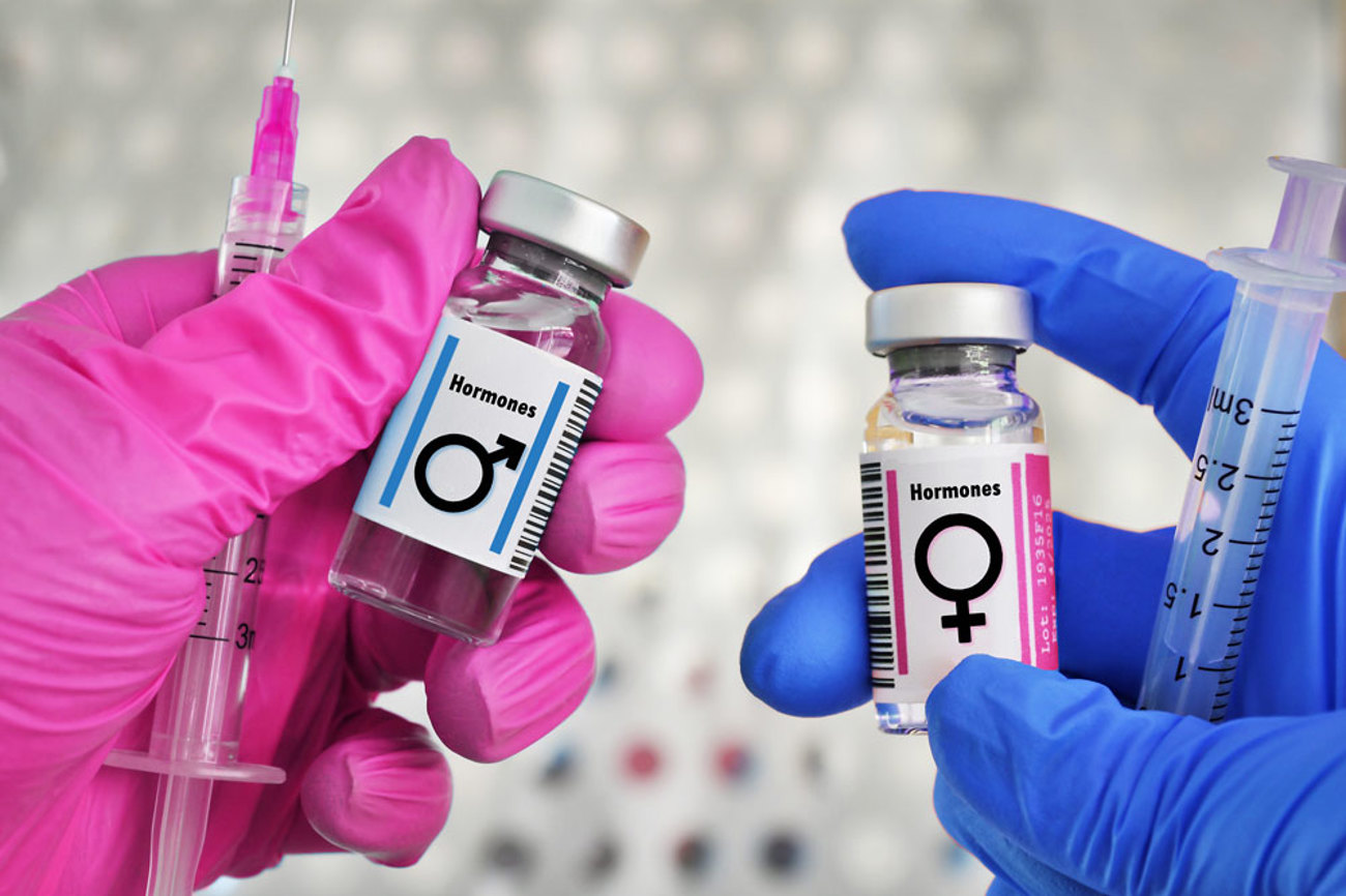 Hormonpräparate für geschlechtsangleichende Behandlungen – rosa Etikett für Östrogene, blau für Testosteron. | Foto: Shutterstock