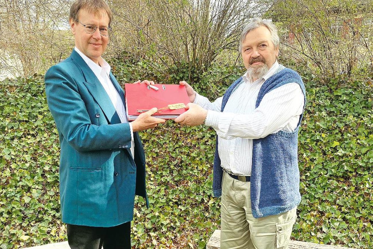 Joachim Finger (rechts) übergibt seinem Nachfolger Peter Vogelsanger mit dem Amt auch den «Schlüssel des Dekans». | Peter Leutert