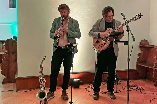Die Musiker Niels Pasquier (links) und Tilm Hüllstrung arrangierten auch bekannte Kirchenlieder für den Jazz.