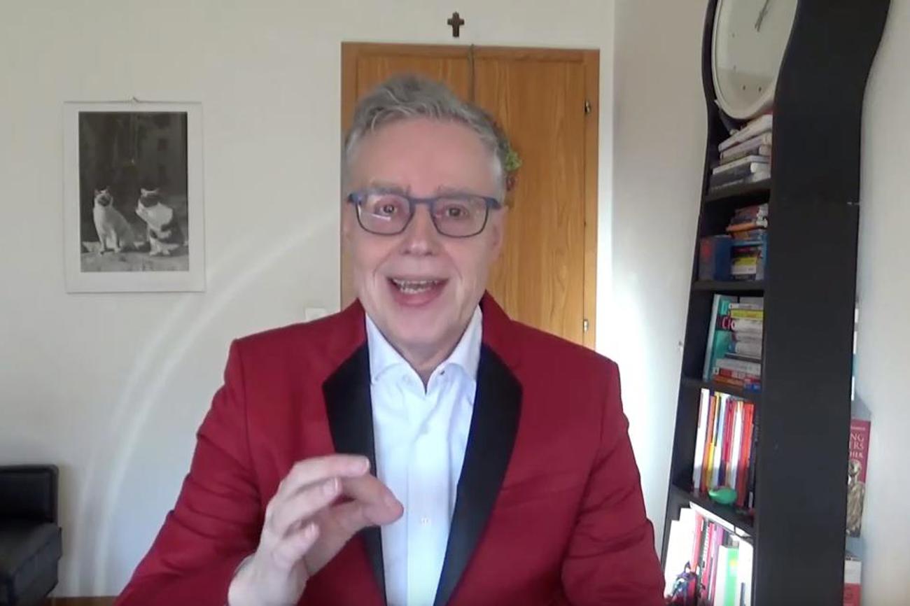 Pfarrer Tillmann Luther predigt frei und reagiert auf Regungen im Publikum.