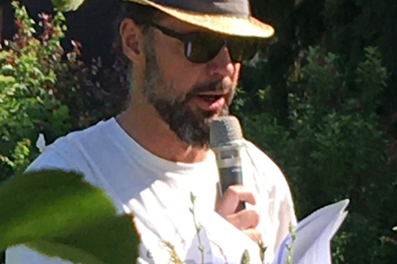 Christian Kaiser, selbsternannter «Gehdichter»: «Von Pflanzen kann vieles gelernt werden: die Ausrichtung zum Licht, das Verwurzeltsein oder das Tragen von Früchten.» Bild: pd