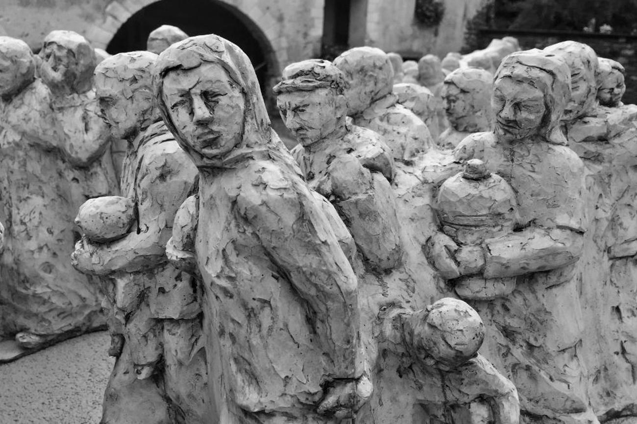 Artikel 14 der Menschenrechte: Jeder Mensch hat das Recht, in anderen Ländern vor Verfolgungen Asyl zu suchen und zu geniessen.|Foto: Delf Bucher/Skulpturen: Peter Bachmann