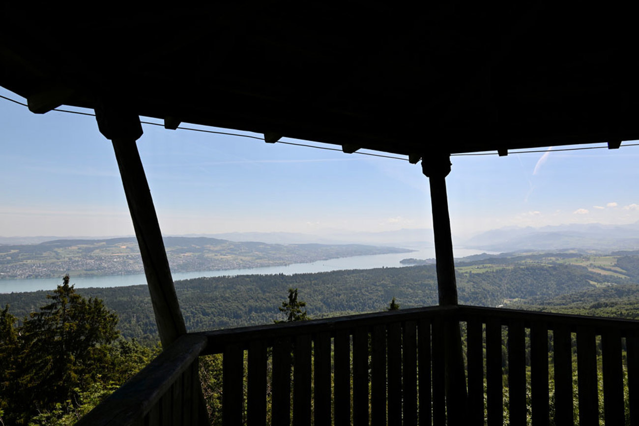 Vom Aussichtsturm Albis-Hochwacht schweift der Blick über Zürich, die Goldküste bis zum Säntis. | Foto: Michael Schäppi