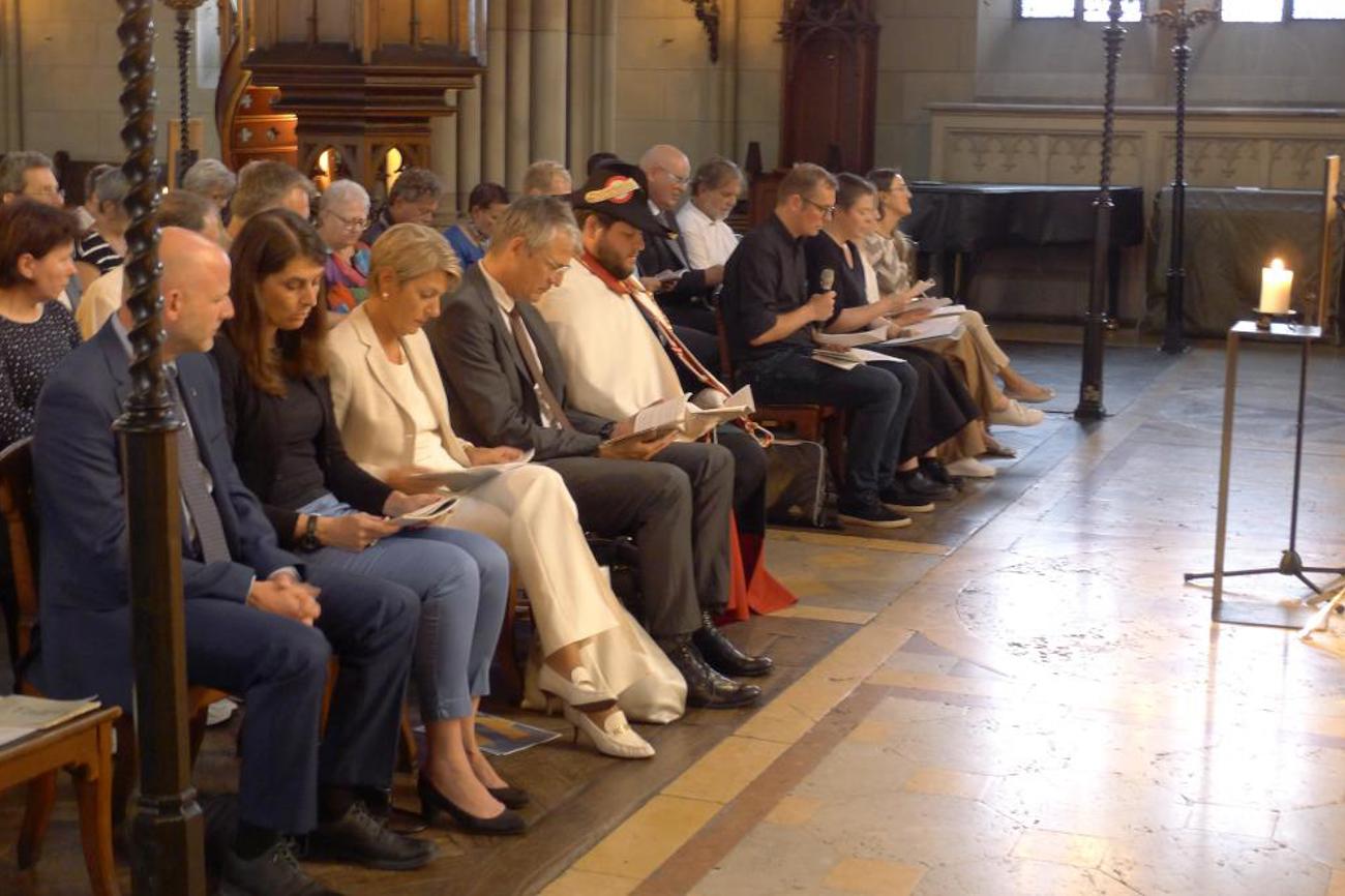 Bundesrätin Karin Keller-Sutter beim Friedensgebet in der Offenen Kirche Elisabethen in Basel.
