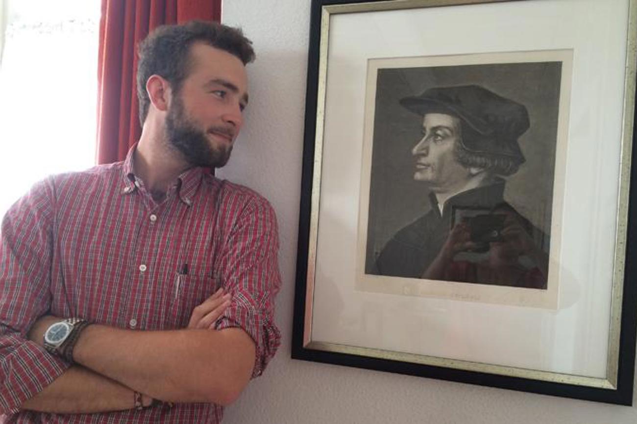 Sind vertraut miteinander geworden: Der Reformator Huldrych Zwingli und der Glarner Romanautor Alfonso Hophan. |Bild Dagmar Doll