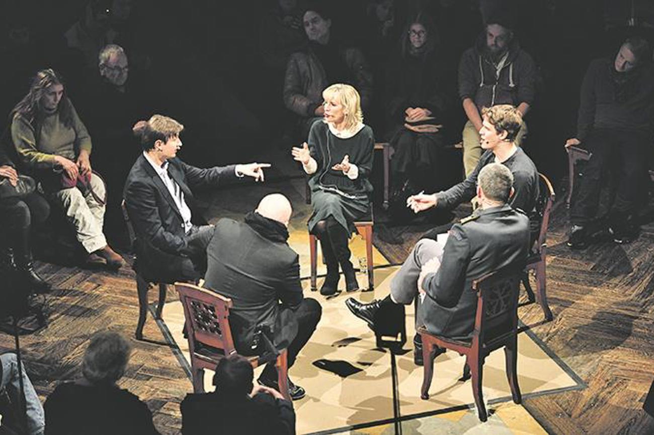 Engagierte Debatte über die Dienstpflicht im Militär: Christian Keller, Priska Seiler Graf, Nicola Goepfert, Daniel Baumgartner, Moderator Frank Lorenz (von links im Uhrzeigersinn). | Bilder Plüss