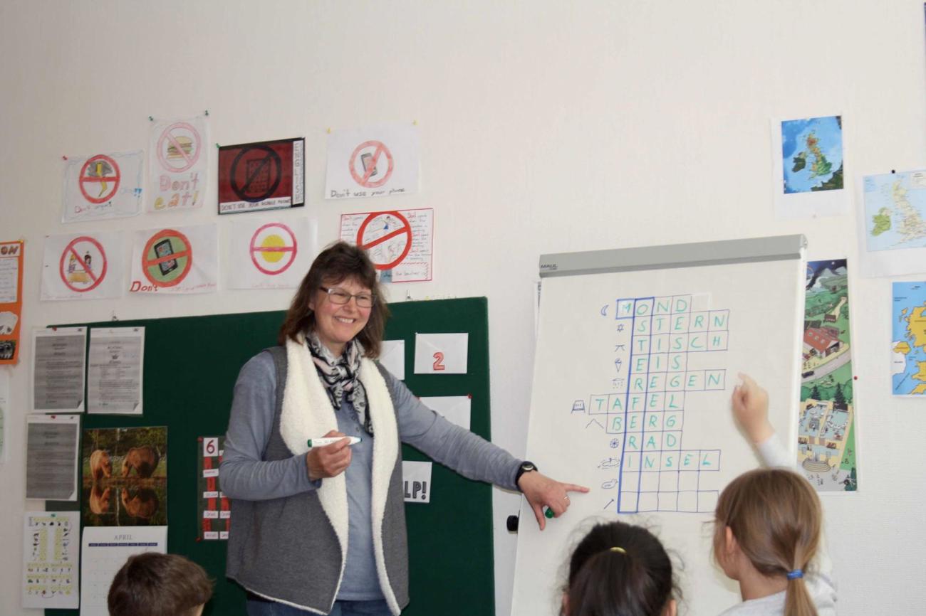 Auf abwechslungsreiche Weise lernen die motivierten Kinder bei Cornelia Buff Deutsch.