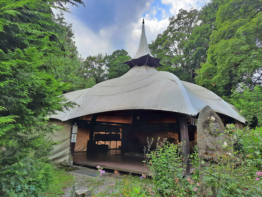 In diesem tempelähnlichen Zelt finden spirituelle Feuerzeremonien statt. | Foto: Hans Herrmann