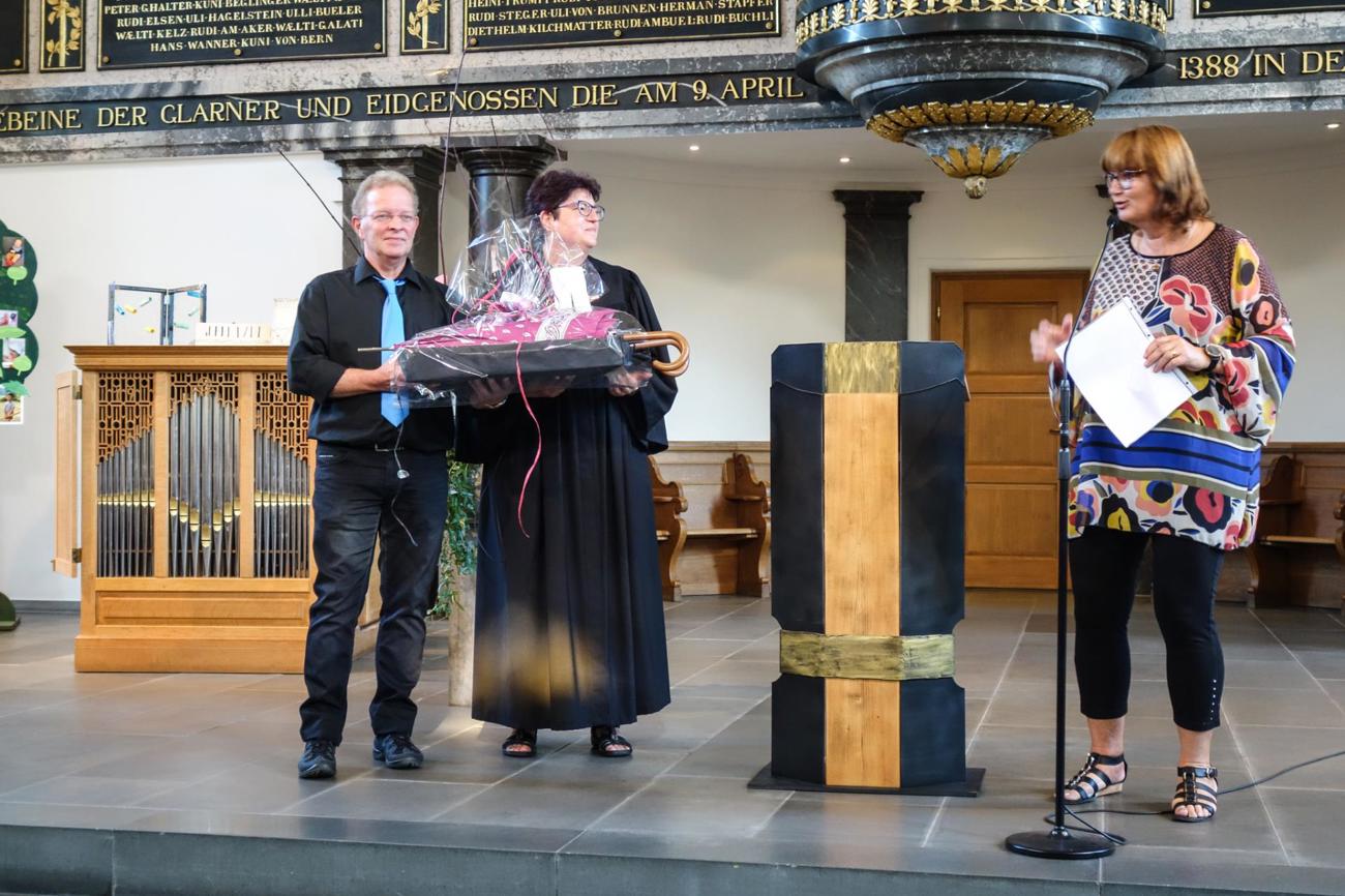 Johann Beck, Pfarrerin Christina Brüll-Beck und Nicole Kubli beim Abschiedsgottesdienst.
Foto: Urs Spälti.