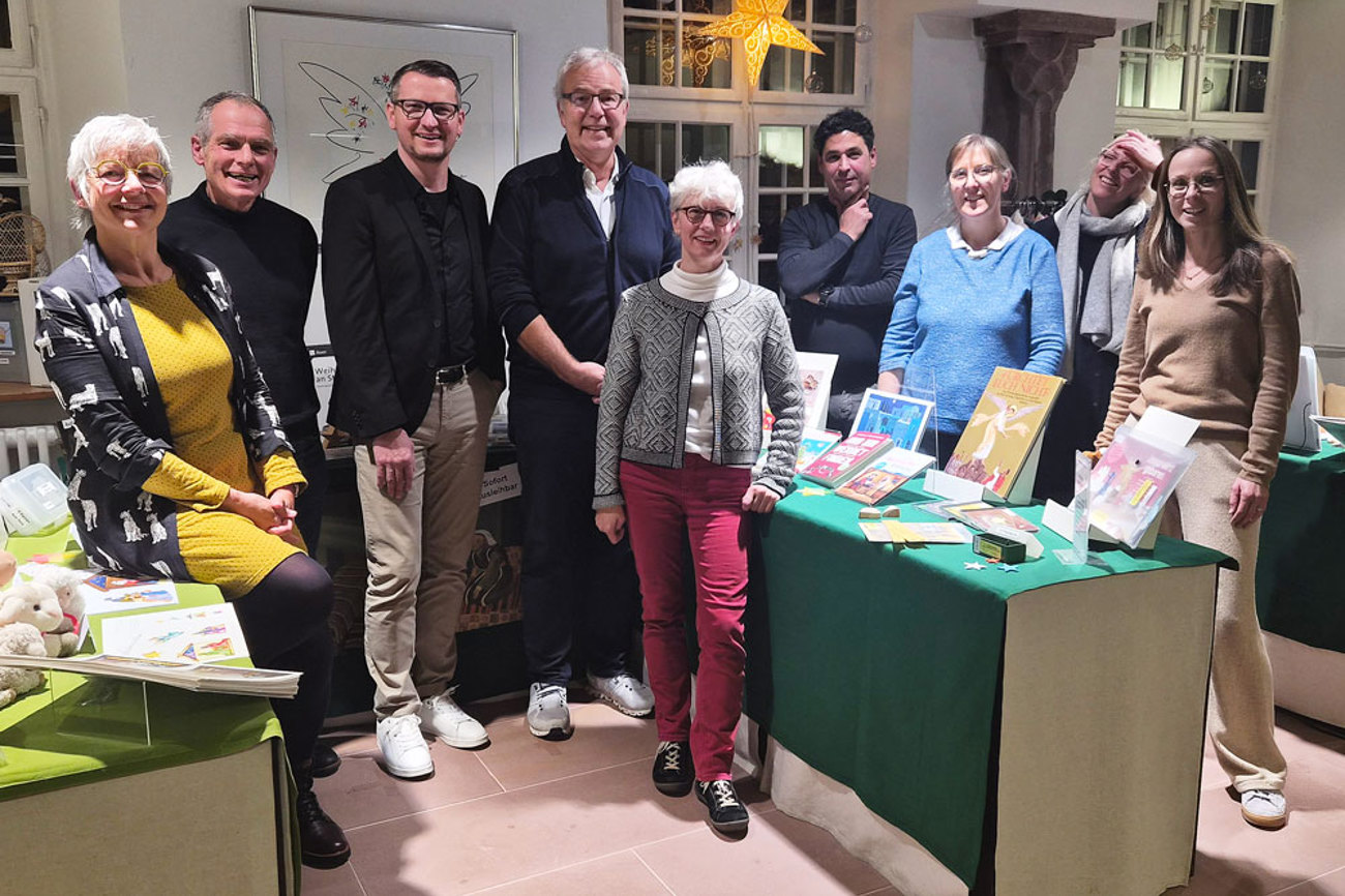 Sie bilden die Begleitkommission zur ökumenischen Medienverleihstelle: v. l. n. r.: Katharina Gisin (Kirchenrätin Jugend und Unterricht, ERK BL), Christian Griss (Kirchenratspräsident RKK BS), Hans Portmann (Verwalter RKLK BL), Matthias Mittelbach (ERK BS), Rita Wepler (Leiterin ökumenische Medienverleihstelle), Luca Pontillo (Leiter Fachbereich Jugend und Familie BL), Karin Bolatzki (Religionslehrerin), Bea Hüsler (Religionslehrerin), Maya Meyer (Religionslehrerin). | Foto: zvg