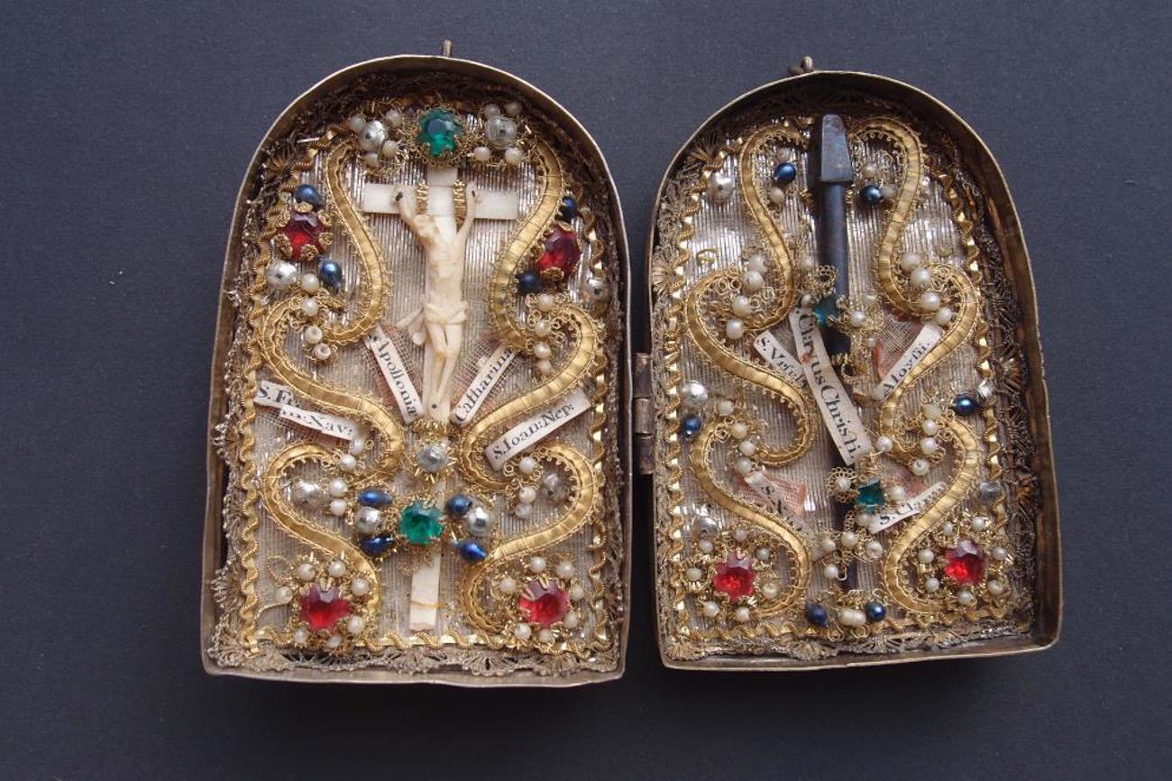 Klappaltärchen für die private Andacht, mit Reliquien des Heiligen Johannes von Nepomuk.