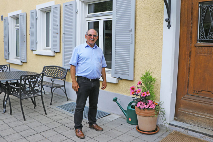 In fremden Kirchen singt er einfach drauflos