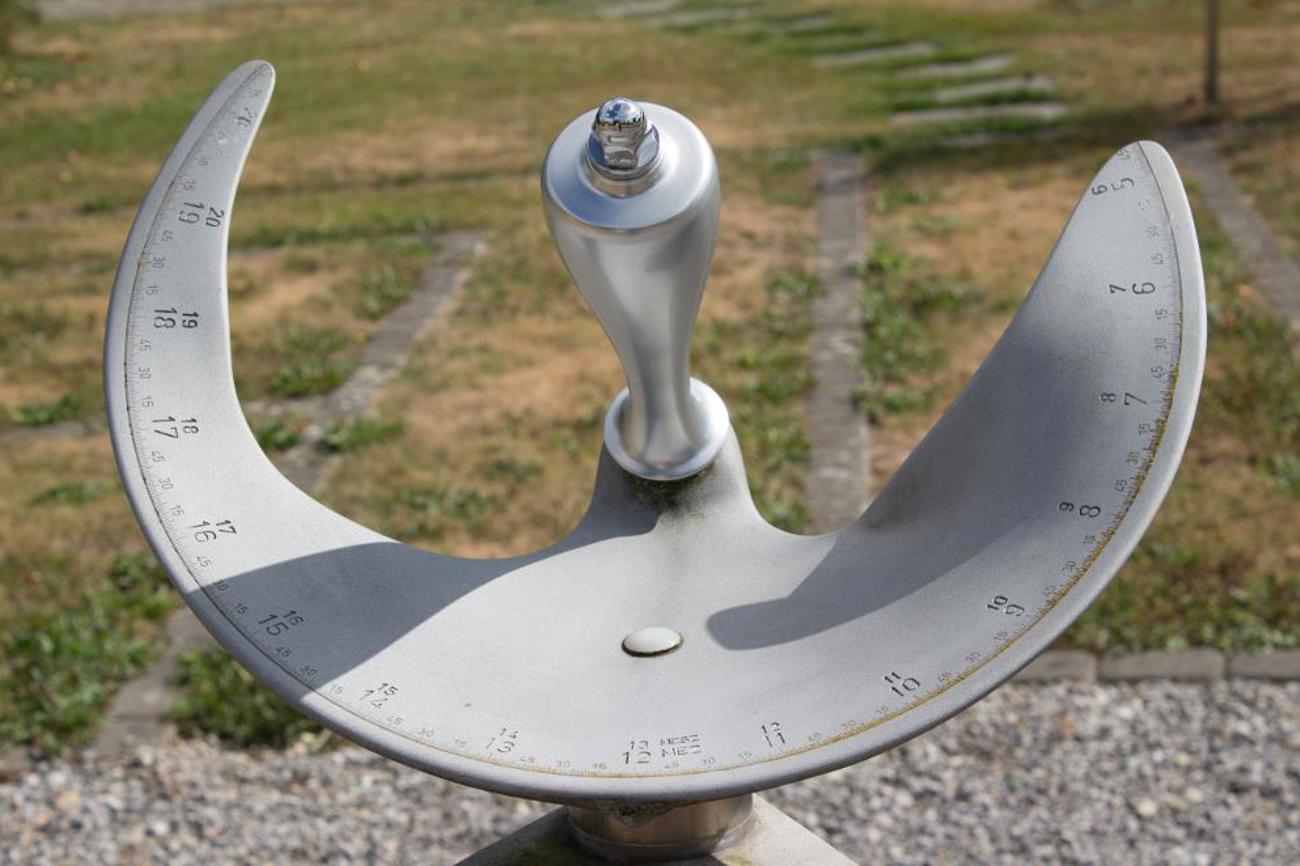Die Bernhardtsche Sonnenuhr auf dem Friedhof der reformierten Kirchgemeinde Hindelbank kann es mit jeder Armbanduhr aufnehmen.|Hannes Herrmann