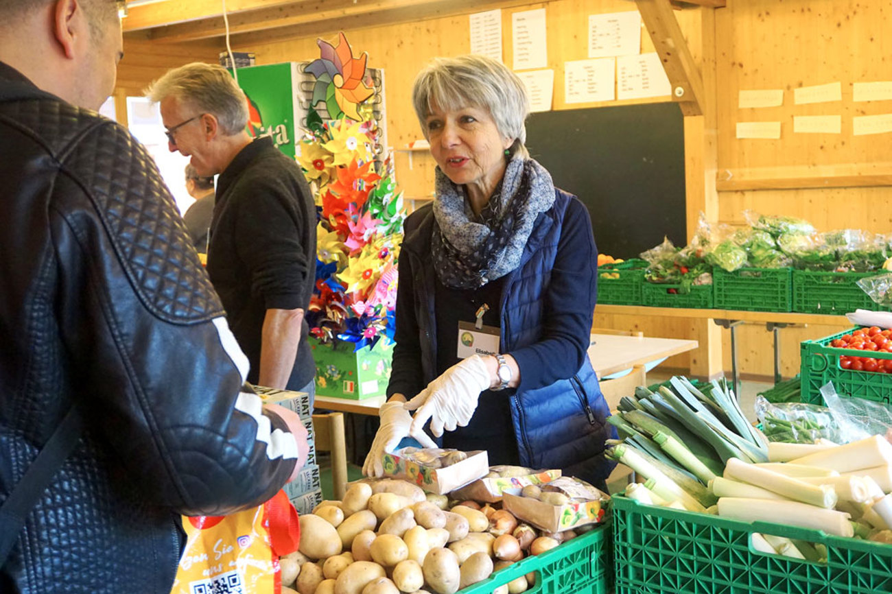 Einkaufen wie auf dem Markt: Freiwillige der Sissacher Tafel kümmern sich um die Lebensmittelausgabe. | Foto: Noemi Harnickell