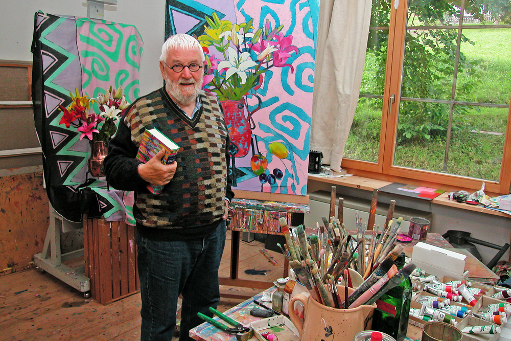 Samuel Buri in seinem früheren Atelier im Berner Oberland. In der Hand die Zürcher Kunstbibel. | Foto: Zuber (Archivbild)