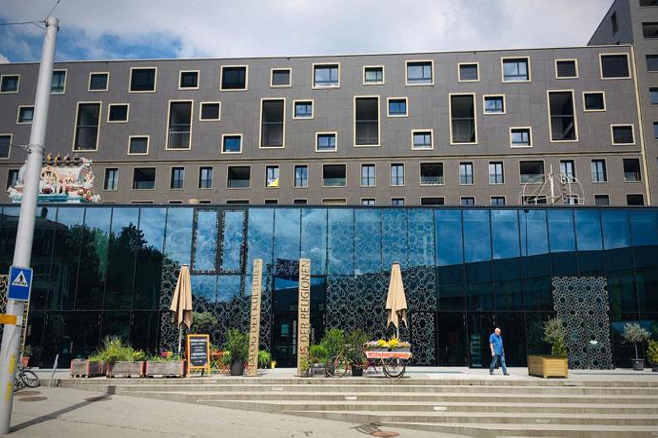 Die Kuppel (rechts über der Glasfassade) dürfe wegen des Minarettverbots nicht errichtet werden, findet unter anderem Henri-Charles Beuchat zur Baueingabe des Muslimischen Vereins Bern für den geplanten Aufbau auf dem Haus der Religionen. Links im Bild der Aufbau des Hindutempels.|Nicola Mohler