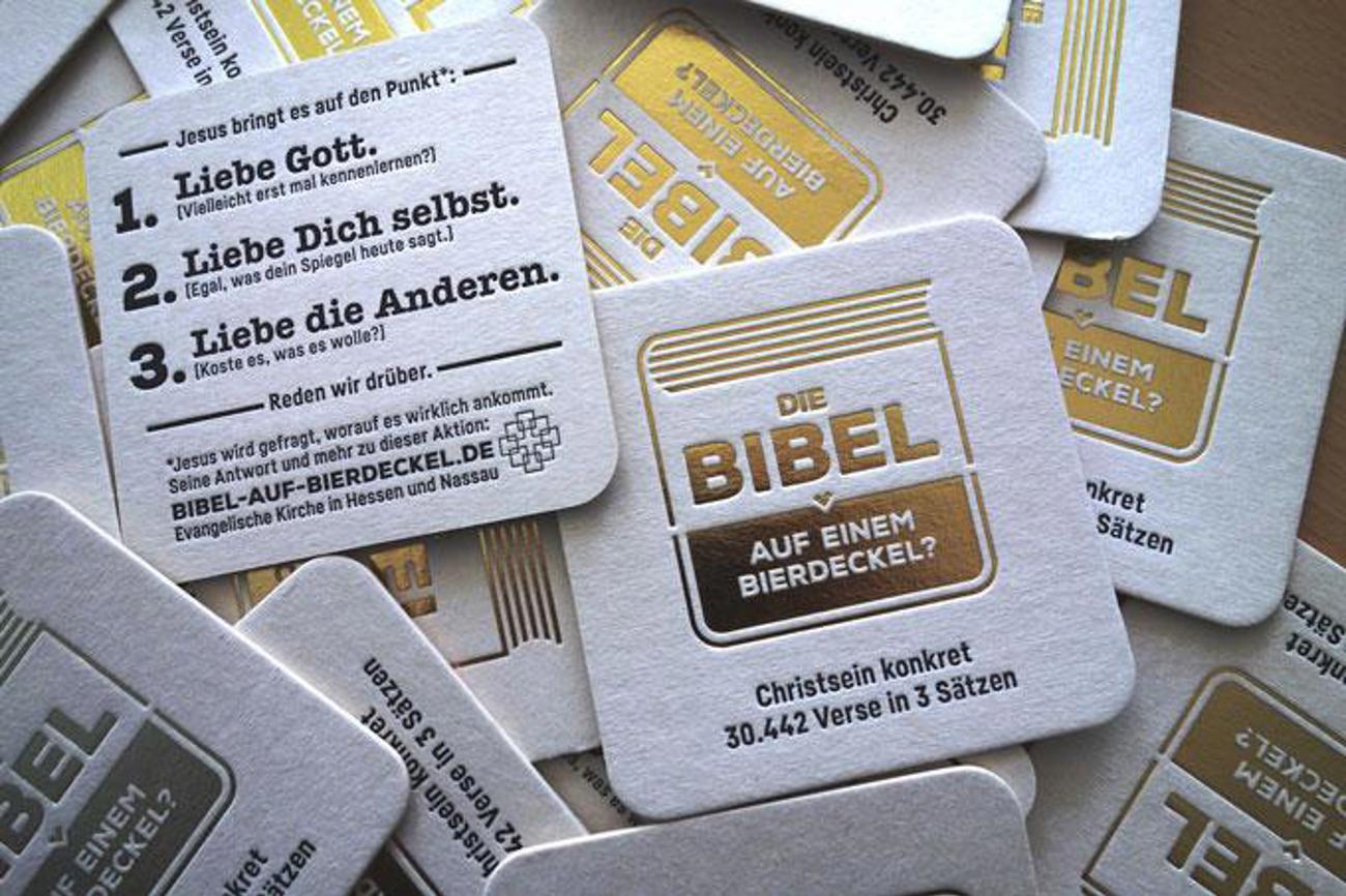 In der Kneipe über Gott und die Welt ins Gespräch kommen: Dazu sollen die Bierdeckel anregen. | gobasil/EKHN