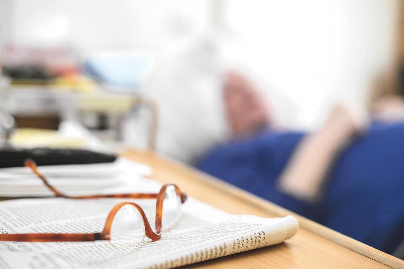 Seelsorgerin am Bett eines Schwerstkranken: Der assistierte Suizid stellt Pfarrerinnen und Pfarrer vor eine besondere Herausforderung. | EPD-BILD