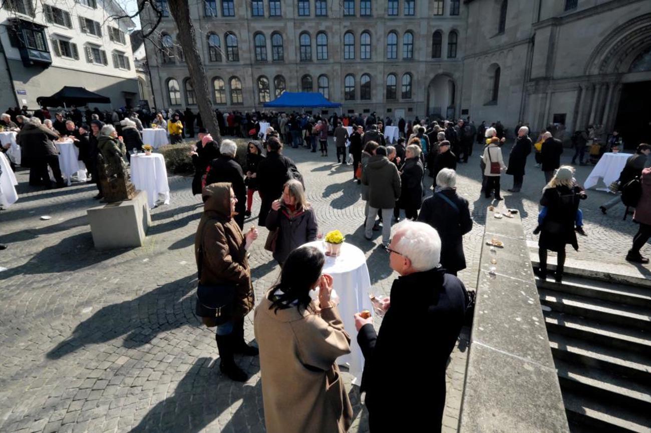 Nach dem Festgottesdienst ist vor dem ökumenischen Gespräch: 500 Jahre nach dem Skandal steht die Wurst für den Religionsfrieden statt für den Fastenbruch. | Urs Bosshard