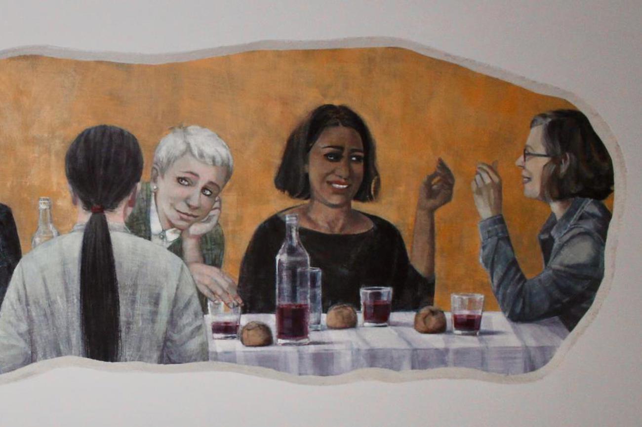 Das Wandbild «Acht Frauen» (Ausschnitt) der Künstlerin Corinne Güdemann in der Kirche St. Stephan in Therwil BL mit Martha (zweite von rechts). |Mirjam Schneider