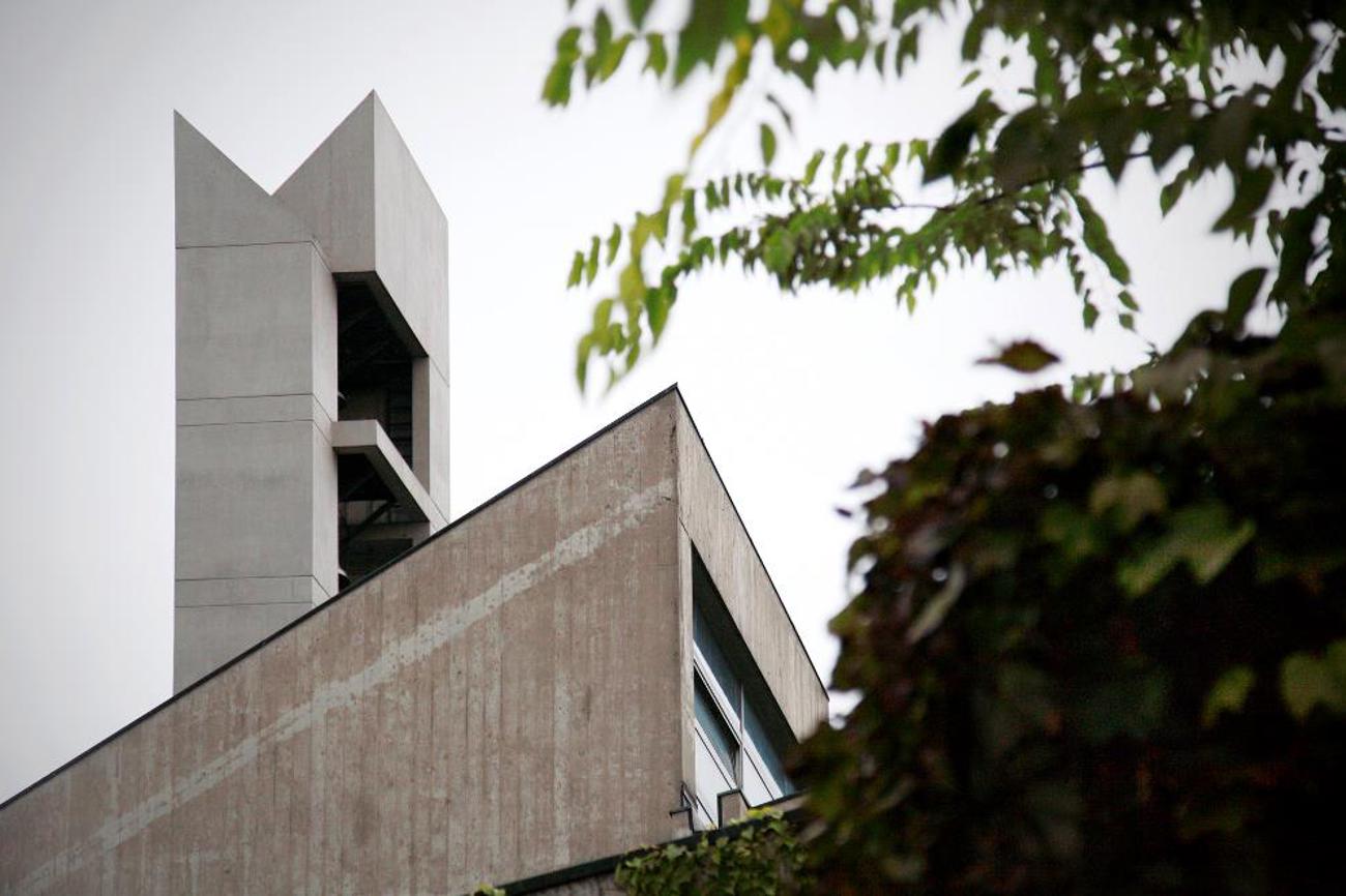 Am Beton nagt der Zahn der Zeit: Um die längerfristige Nutzung zu gewährleisten, müssten ins Thuner Kirchenzentrum Johannes mindestens 5 Millionen Franken investiert werden. | Marius Schären/reformiert.info