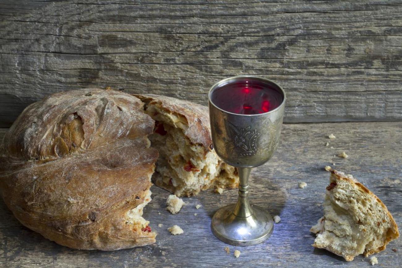 Legende: Zöliakiebetroffene verzichten beim Abendmahl häufig aufs Brot. | Shutterstock