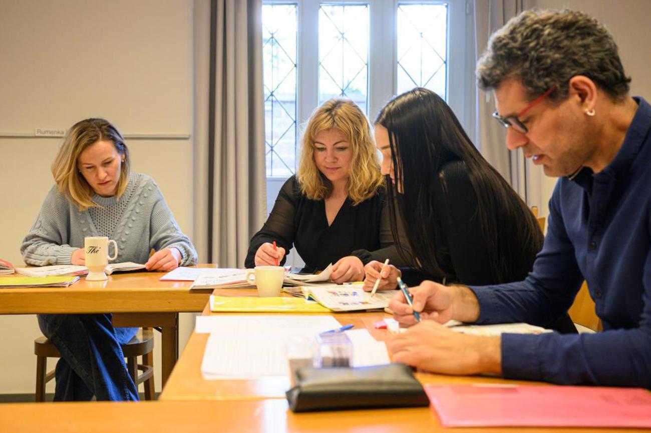 V.l: Nadia und ihre Schwester Lesia lernen im Intensivkurs Deutsch. | Dominik Plüss