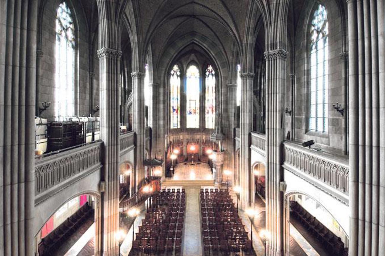 Das Stifterehepaar Merian ist in der Gruft unter der Elisabethenkirche in zwei Marmorsarkophagen beigesetzt, wo sich auch zwei Denkmalbüsten der beiden befinden.|Oliver Hochstrasser