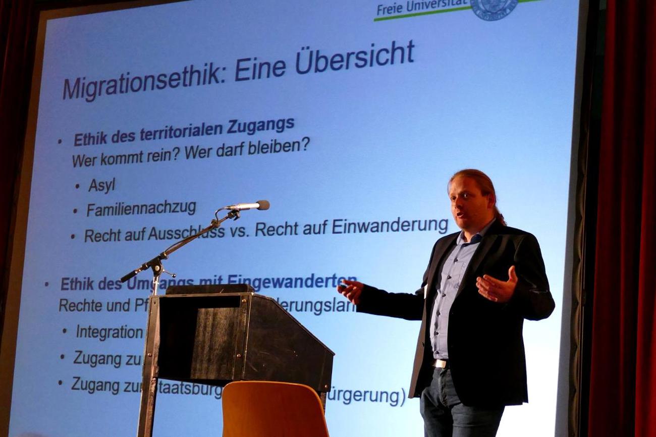 Akademischer Einstieg: Migrationsethiker Andreas Cassee bei seinem Referat. | Forum Kirche und Wirtschaft