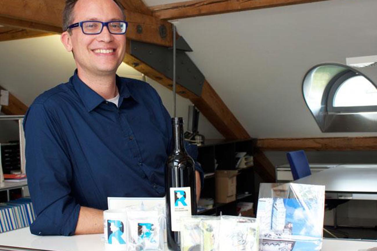 «Wir wollen im Jubiläum nicht nur mit uns selbst sprechen.» Michael Mente, der Zürcher Beauftragte für das landeskirchliche Reformationsjubiläum, mit Werbeartikeln.