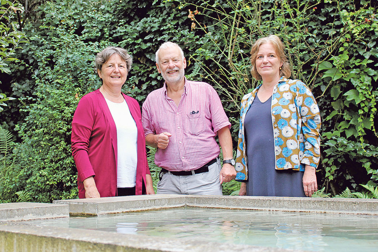 Freuen sich auf das Jubiläum 30 Jahre Forum für Zeitfragen: Regula Tanner, Studienleiterin, Ruedi Spöndlin, ­Vereinspräsident, Annette Berner, Geschäftsführerin. | Foto: Tilmann Zuber